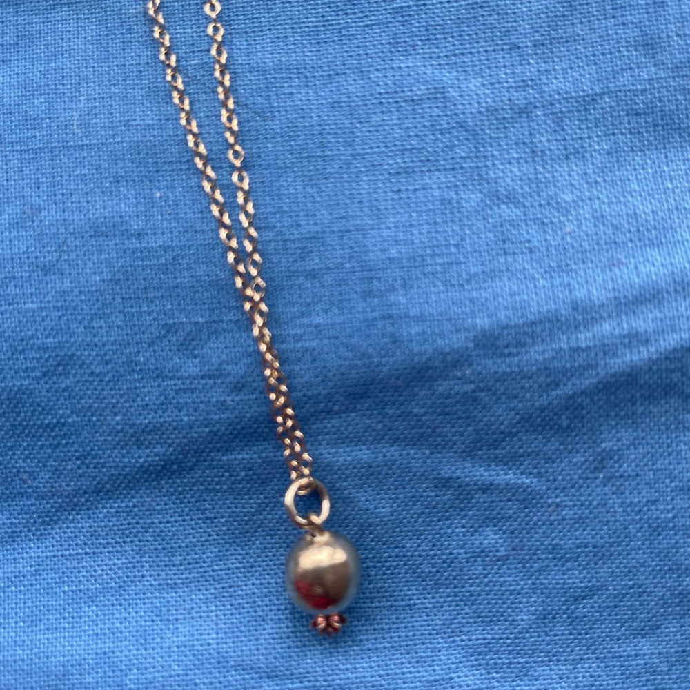 Elegant Gold Pendant Necklace